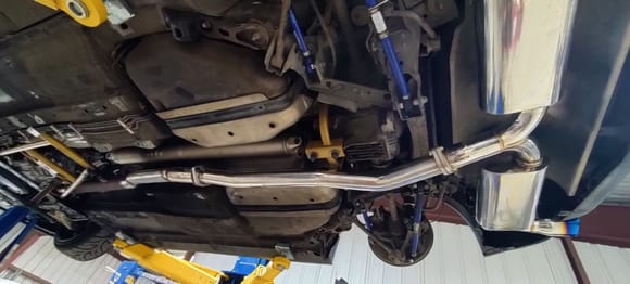 Here you can sorta see the hoop that bolts to the subframe to support the diff. I have a spare subframe and an 8.8 I plan to swap with the Keisler setup unless someone out there has a 3.9 FD ring gear they want to sell me 