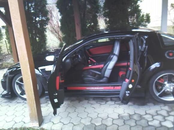 Red-black rear leather seats and door panels, red and black carbon vinyls, painted parts... still in progress