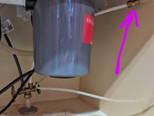 ^This seems to be the connection to the refrigerator water line from the water line coming in under the sink.