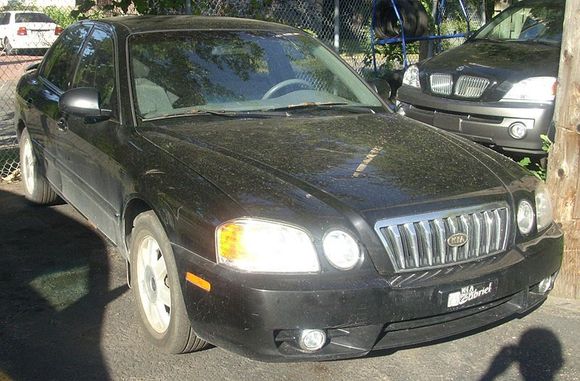 800px-'03_Kia_Magentis.jpg