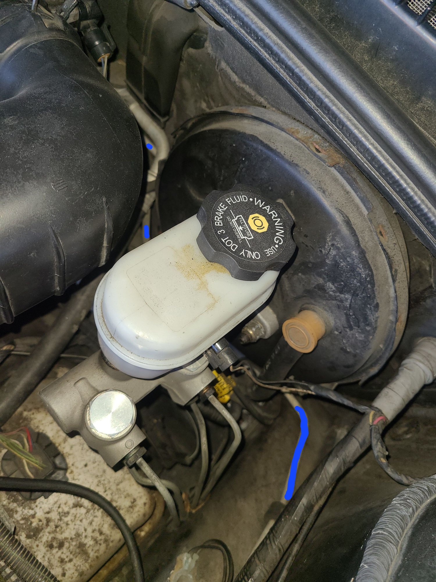 Here the liquid line is seen from above, running under the brake booster, and toward the thermal expansion valve.