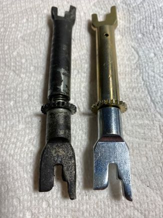 On the left side is the old self adjuster from the rear drum brake. After long hours of cleaning then lubrication, it is hard to turn in any direction (left-right or right-left). Must be replace with the OEM part. Just for safety!!!