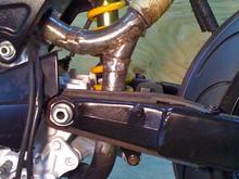 Y pipe behind rear cylinder