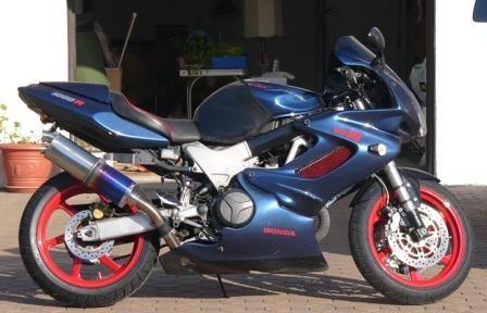 Summer 2008, recent changes: magnesium PVM 6-spoke wheels, CBR900RR forks, 2-1 exhaust, ZX6R radial MC, 98 CBR900RR calipers... more to come!