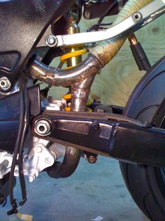 Y pipe behind rear cylinder