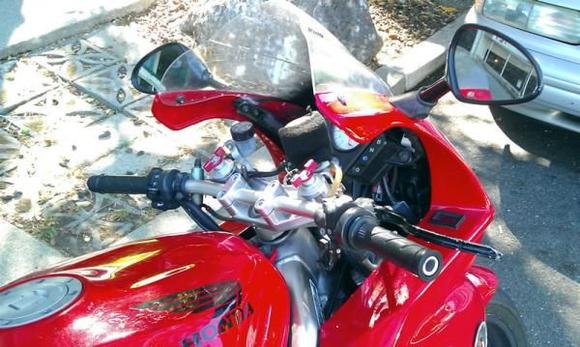 This setup uses:
- top yoke superbike adapter
- renthal flat bar
- brembo radial MC to clear the fork tubes, no height adjustment needed, no fairing trimming.