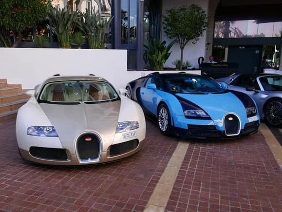 Arab supercar trio spotted in Cannes, France a week ago. Here, we have a Bugatti Veyron 16.4, Bugatti Veyron Jean Pierre Wimille Veyron Vitesse, and Porsche 918 Spyder. Summer is already getting great!