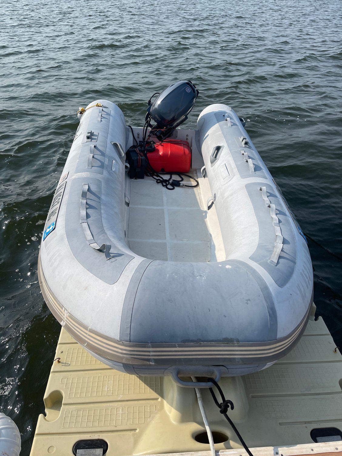 Inflatable 12’ hypalon west marine, 20HP Yamaha + trailer + floating