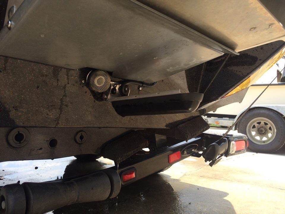 Sidescan transducer location on Contender 25 Bay (stepped hull) The