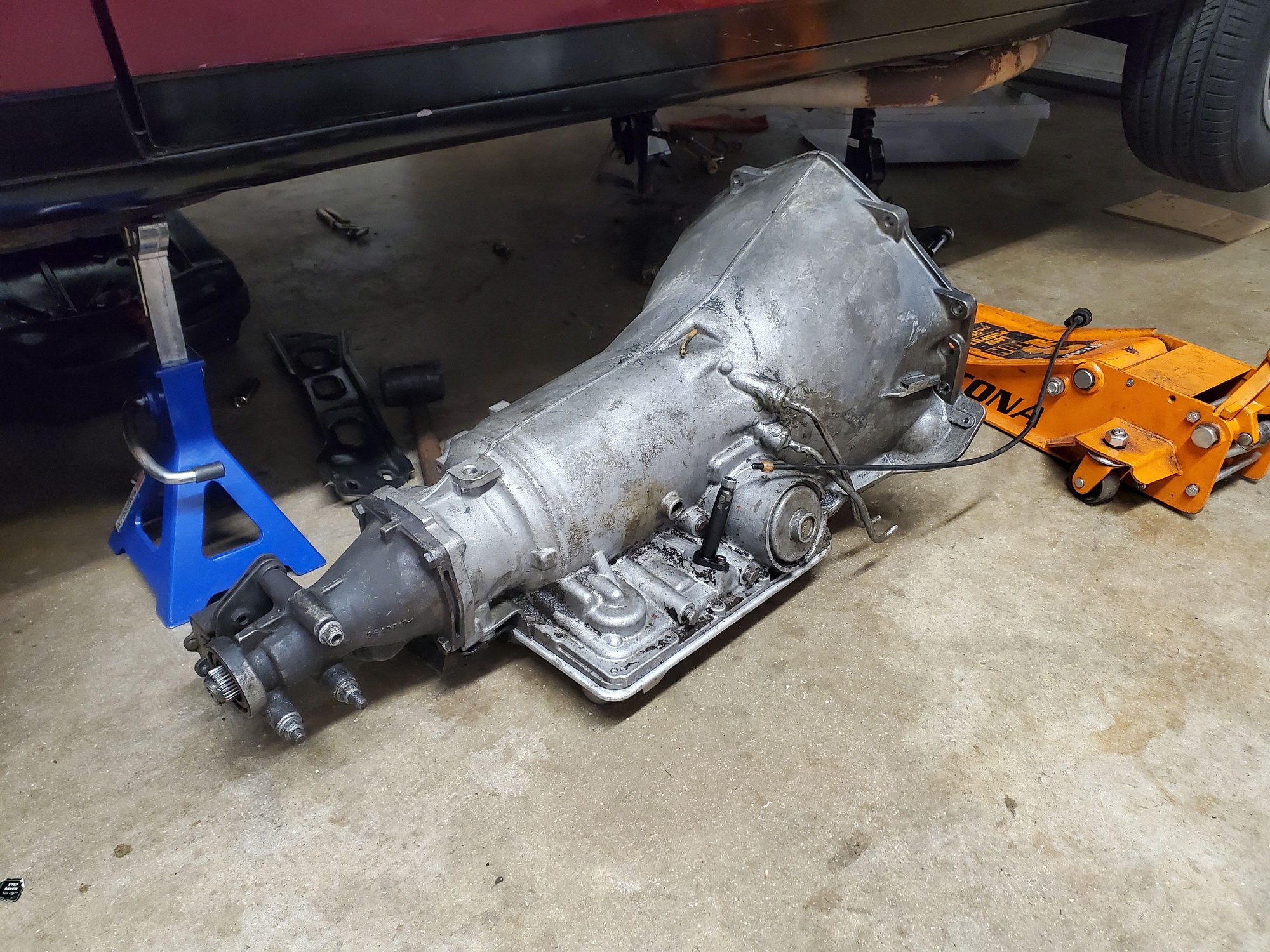 Notice the color difference between the tailshaft housing and transmission, as if this transmission wasnt originally meant for a Camaro.