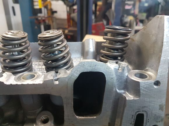 Stock 3500 behive springs on the left
Comp cams spring on the right