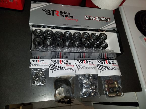 Brian tooley racing sk001 valve spring kit with retainers, keepers and valve stem seals.