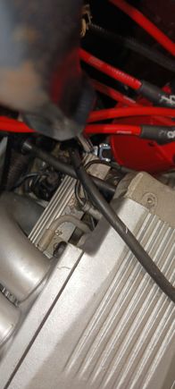 You can see the crowfoot adapter is on the bolt head. should be able to get about a 1/4 turn or so before you have to reposition the crowfoot for another turn.