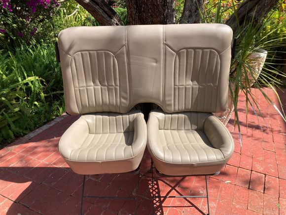 Rear Seats in Neutral Cuir Leather 