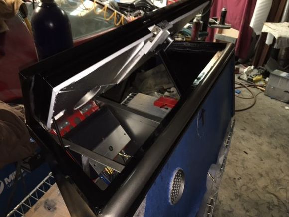 Lid open, amplifier installed