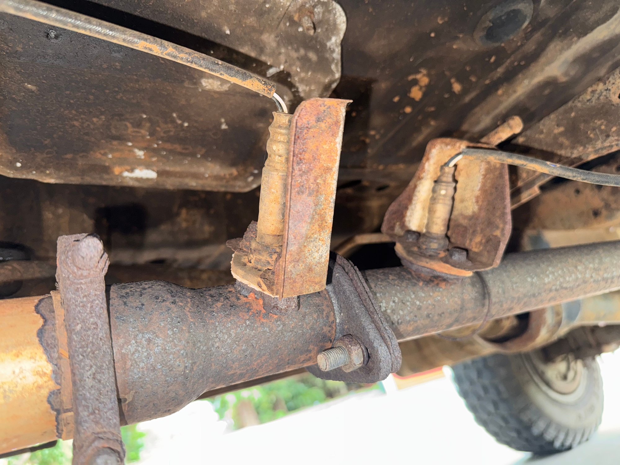 Left sensor leads to headers. Right sensor leads to borla exhaust. no cat system