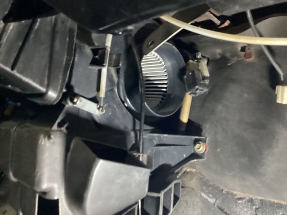 What does the flat rod next to the squirrel cage (upper left hand side) do and should something be attached to it?