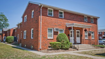 Townhouse Court Apartments - Chicopee, MA