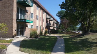 Springhill Apartments  - Roselle, IL