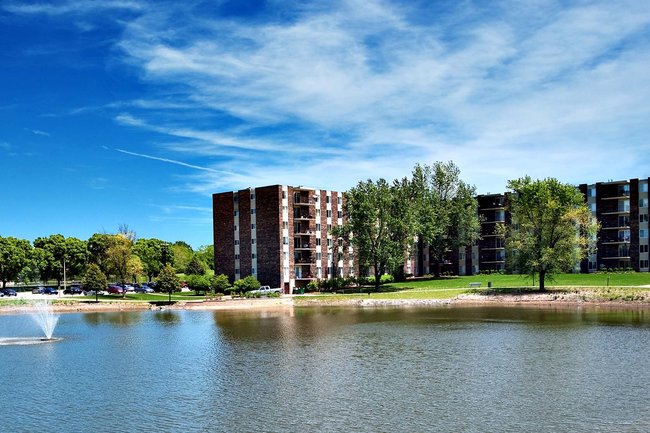 Twin Lake Towers - 135 Reviews | Westmont, IL Apartments for Rent